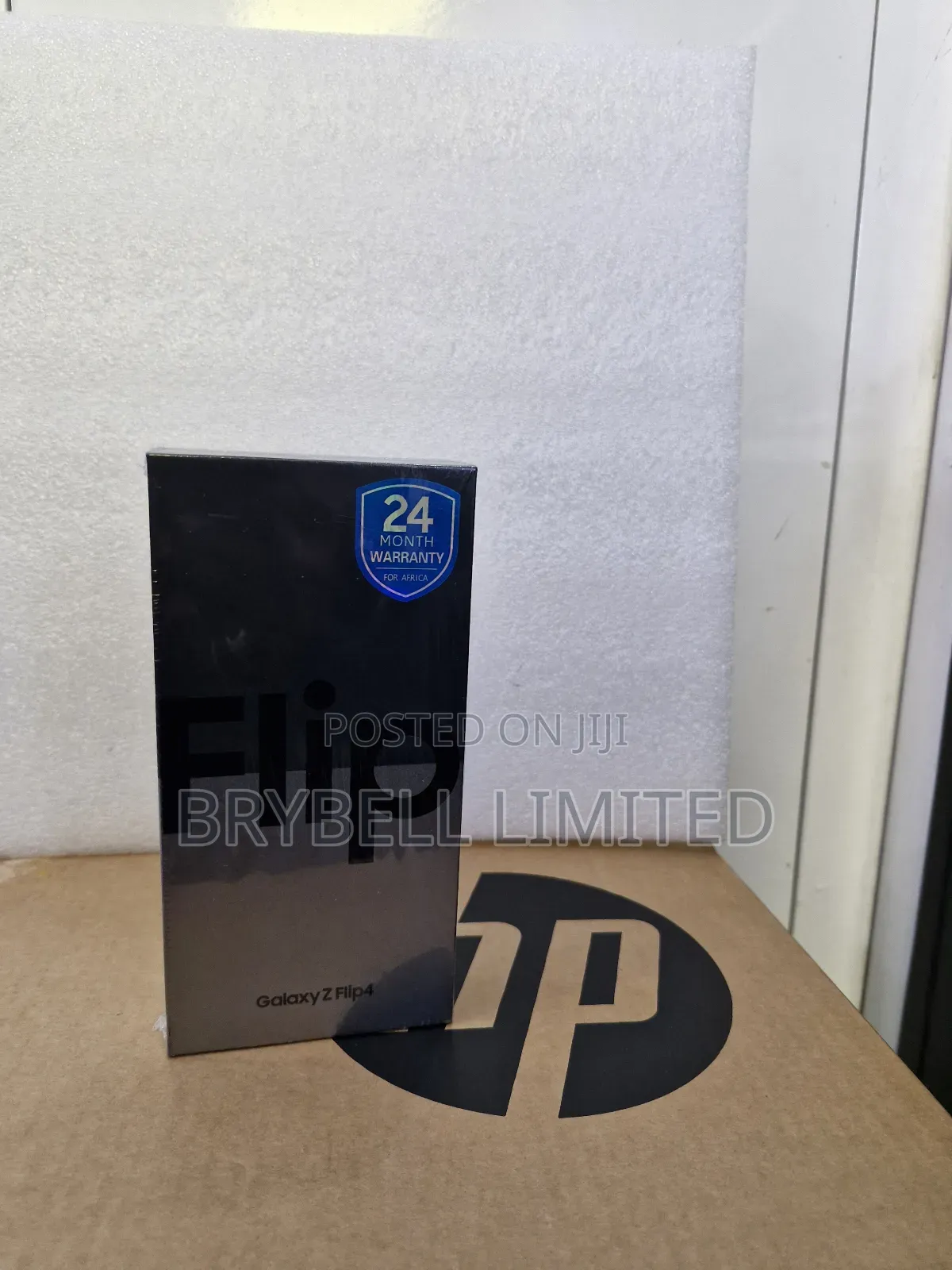 New Samsung Galaxy Z Flip4 256 GB Gold