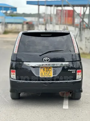 Toyota ISIS 2014 Black