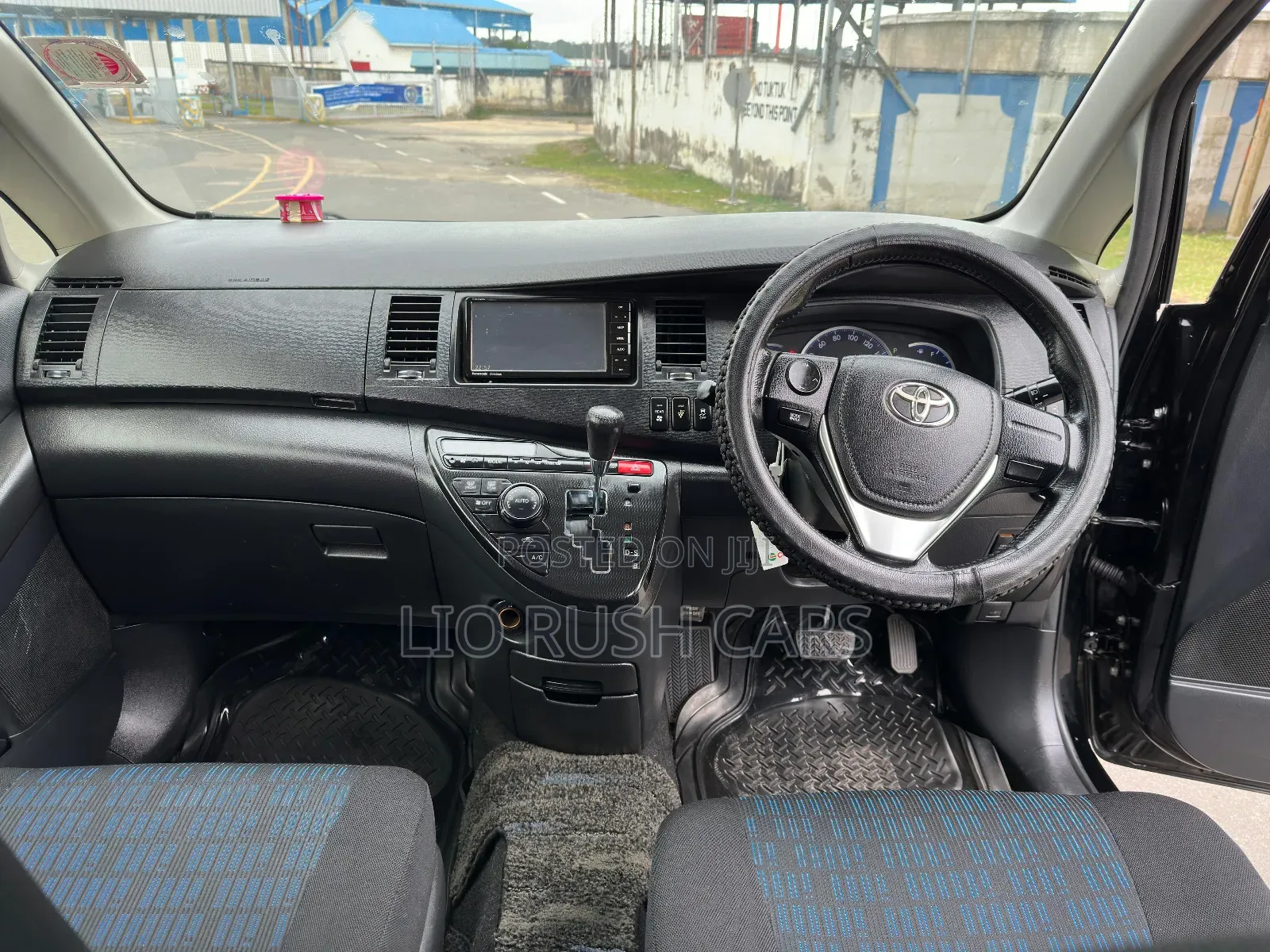 Toyota ISIS 2014 Black