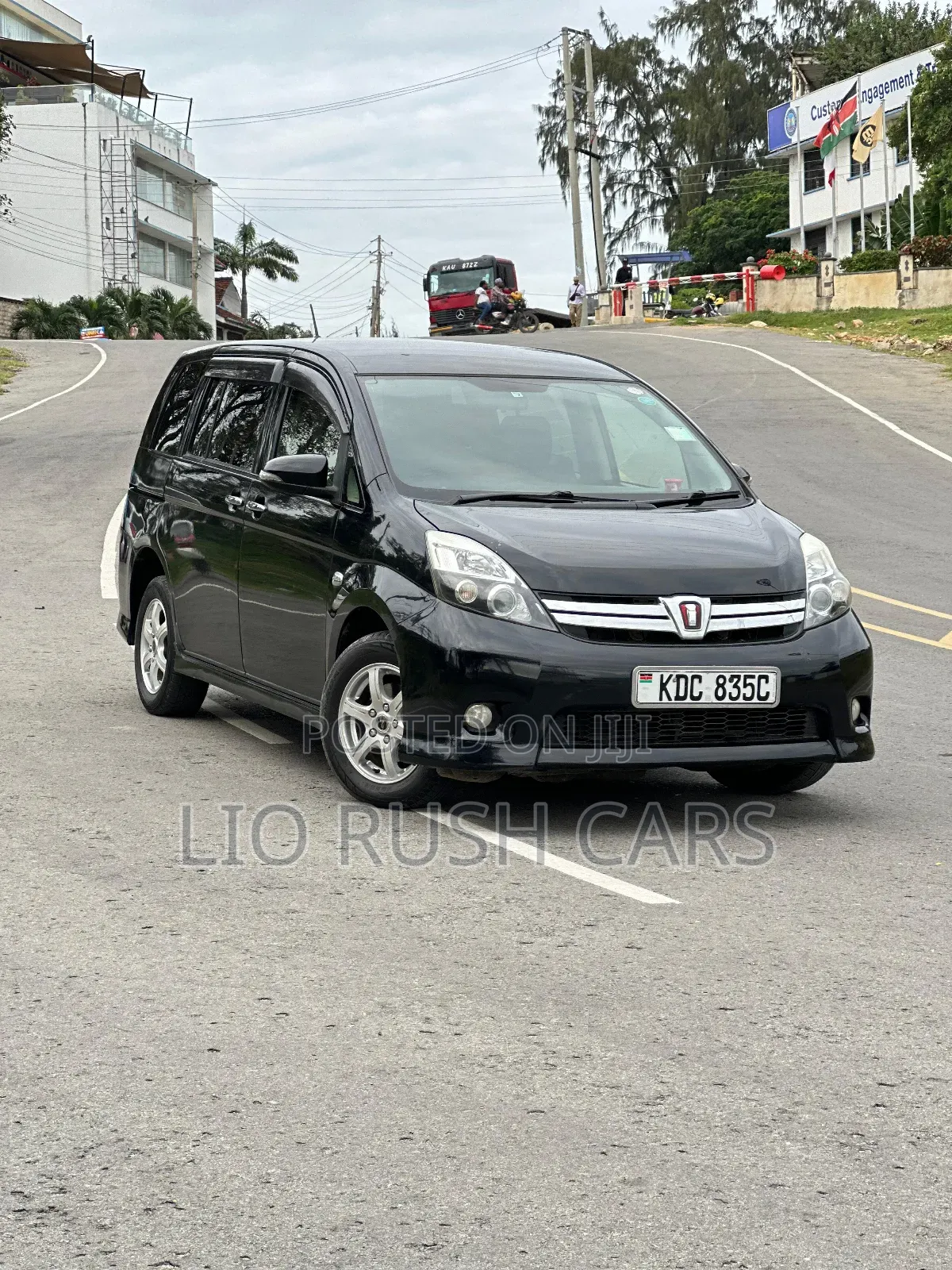Toyota ISIS 2014 Black