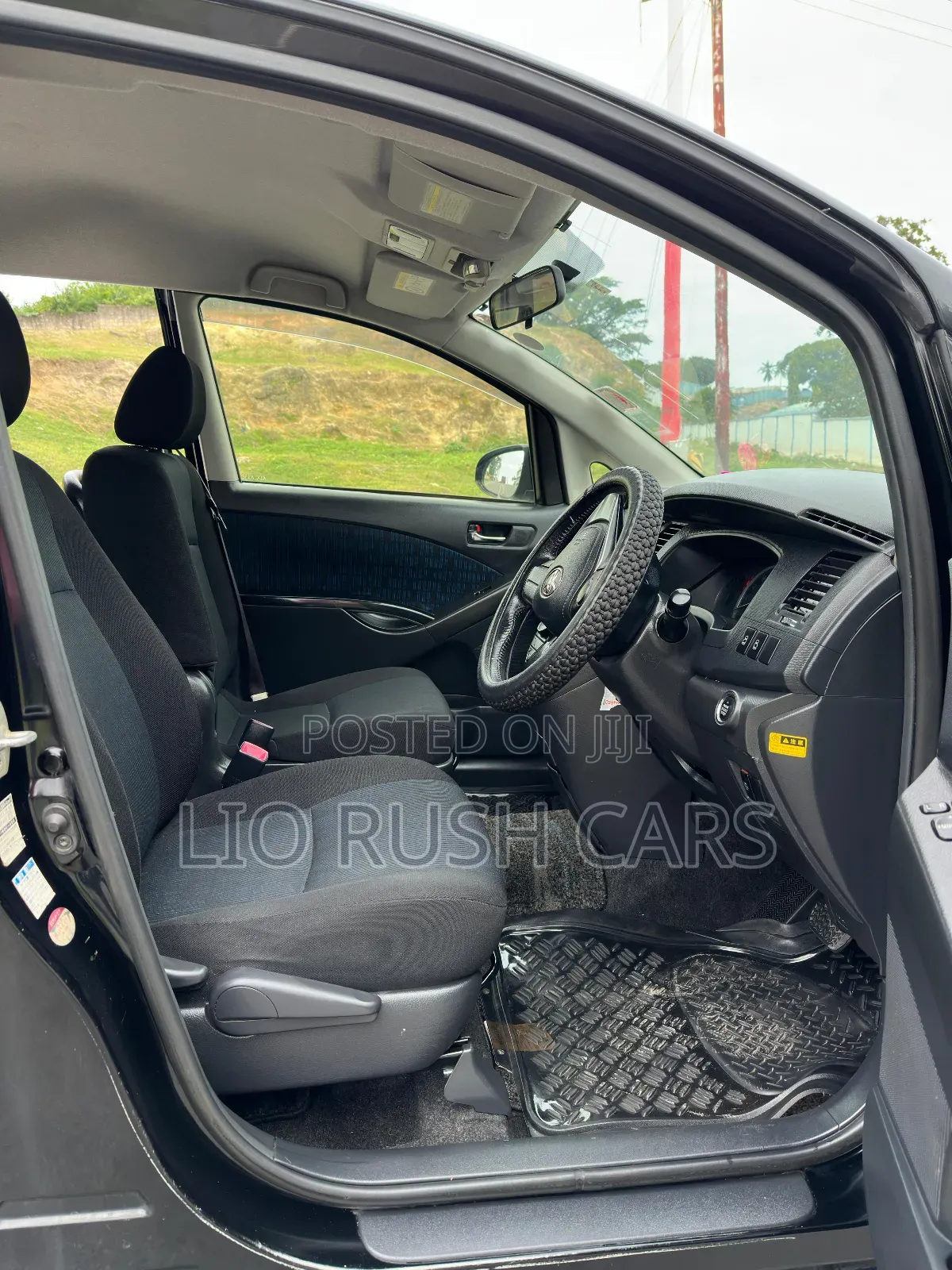 Toyota ISIS 2014 Black