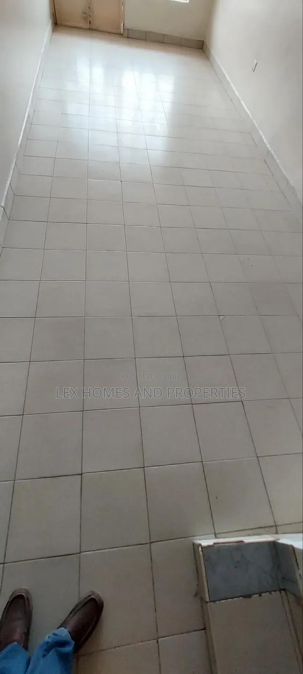 Office to Let Facing Road - thumbnail 3