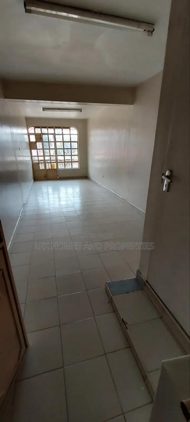 Office to Let Facing Road - thumbnail 10