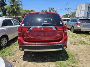Mitsubishi Outlander SE FWD 2018 Red