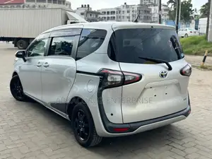 Toyota Sienta 1.5 Hybrid FWD (6-seater) 2018 Silver