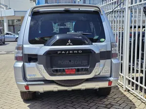 Mitsubishi Pajero V80 3.2 DI-D 2018 Silver