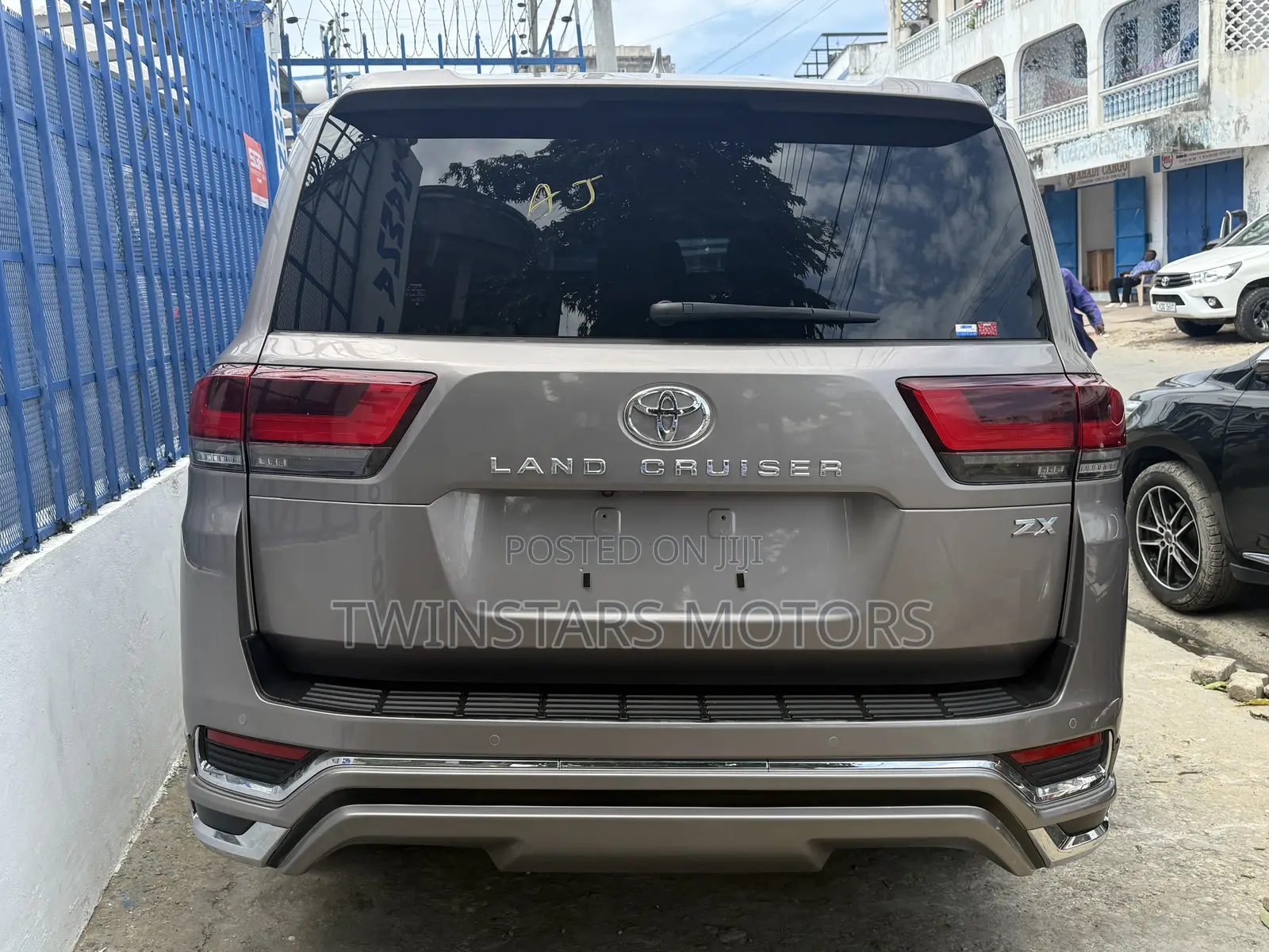 Toyota Land Cruiser 2023 Gold
