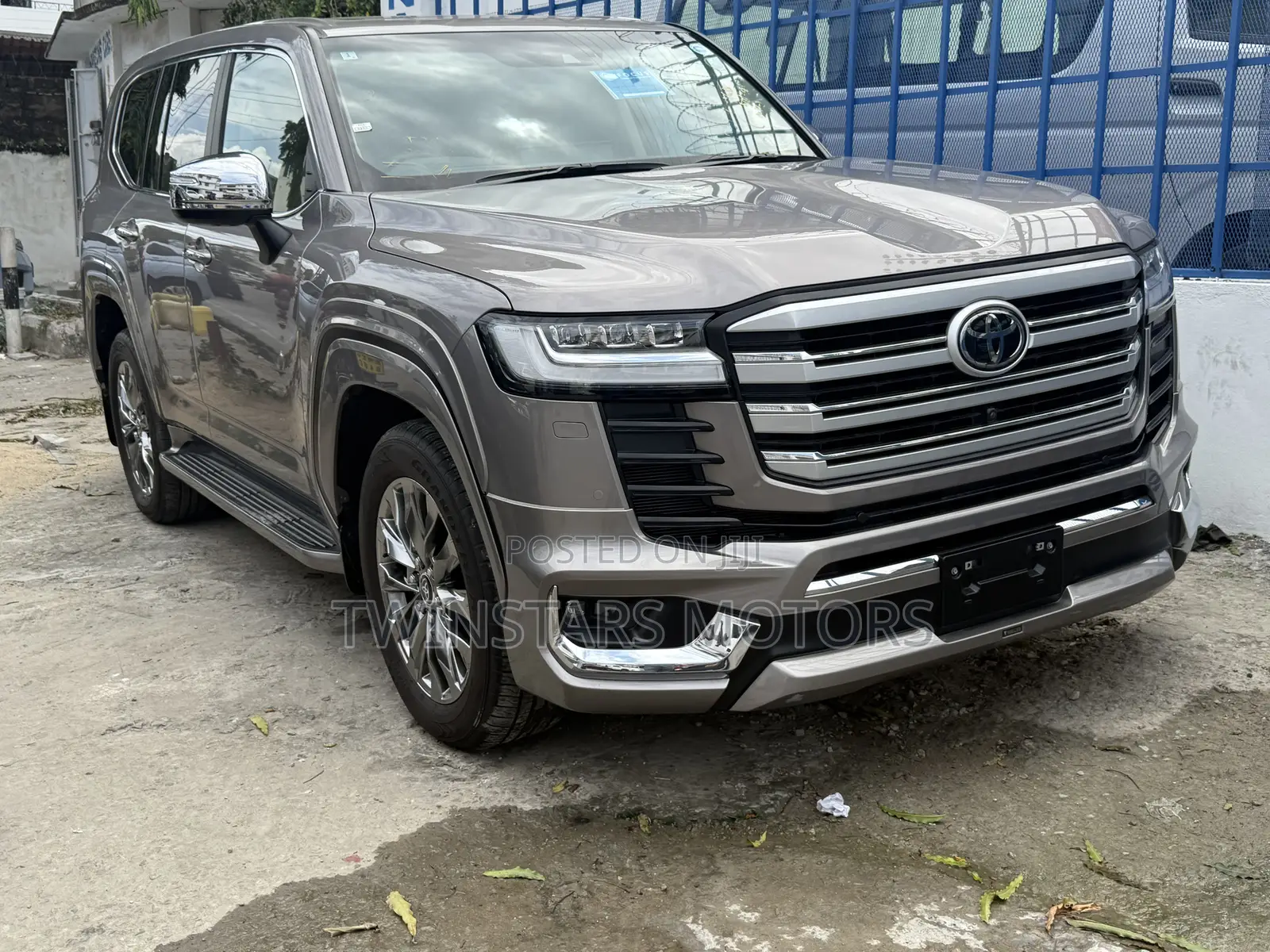 Toyota Land Cruiser 2023 Gold