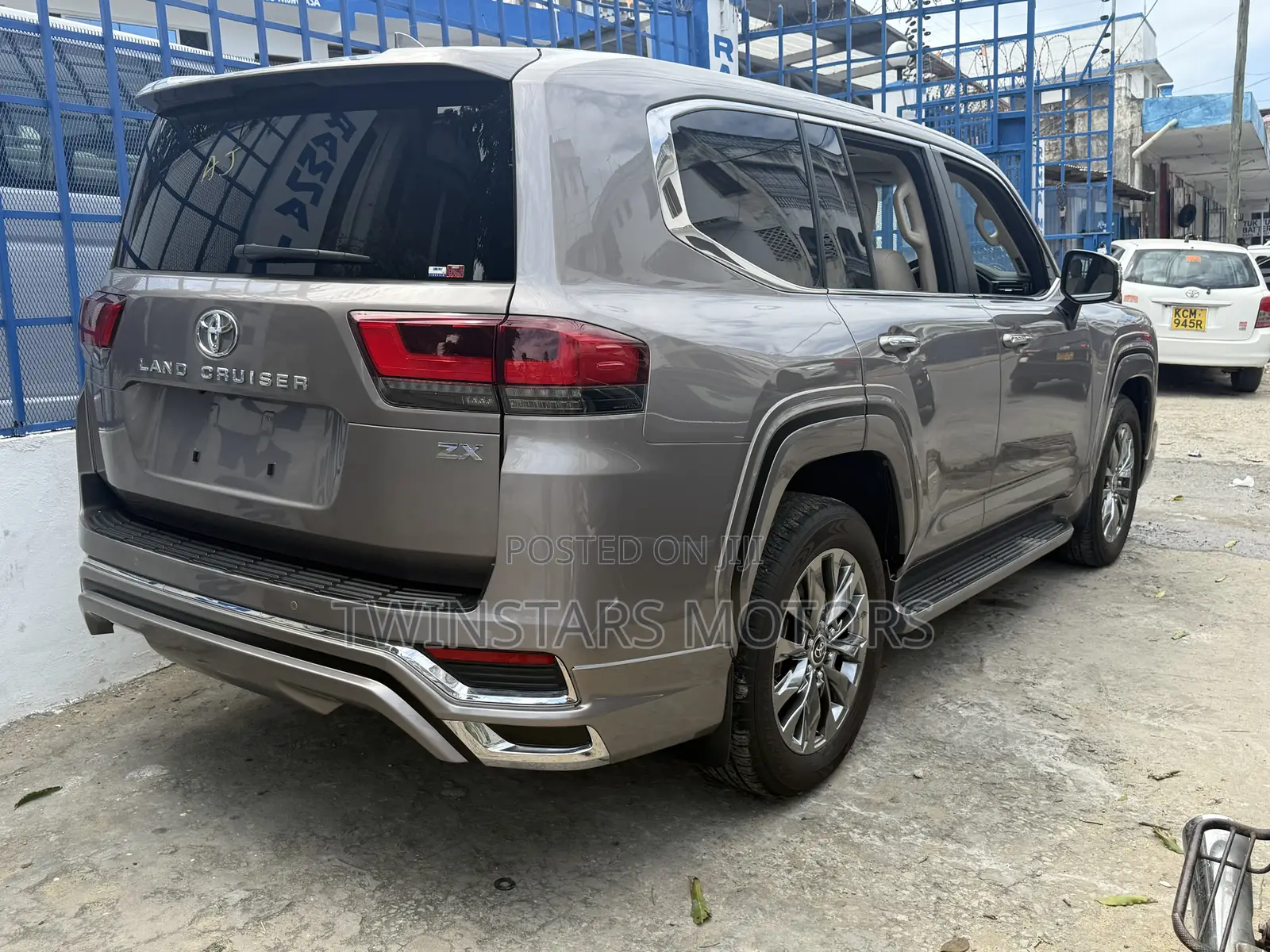 Toyota Land Cruiser 2023 Gold