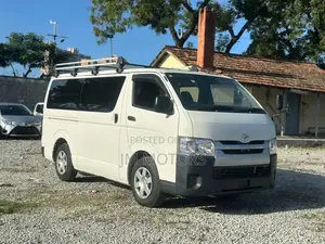 Toyota HiAce 2019 White