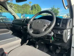 Toyota HiAce 2019 White