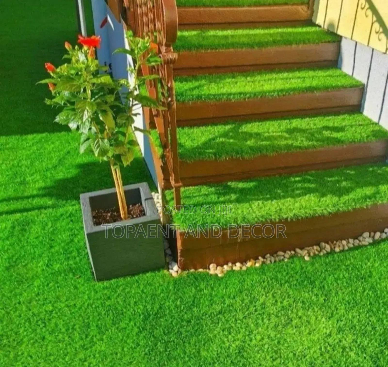 Well Designed Stairs With Artificial Grass Carpet for Decor