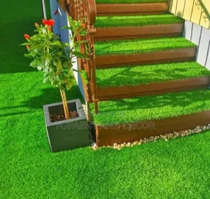 Well Designed Stairs With Artificial Grass Carpet for Decor