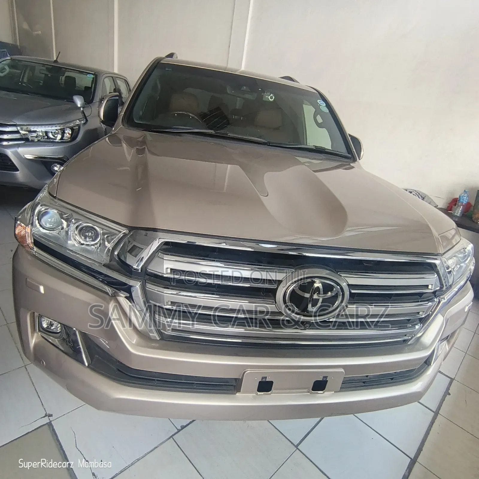Toyota Land Cruiser 4.6 V8 AX 2017 Gold