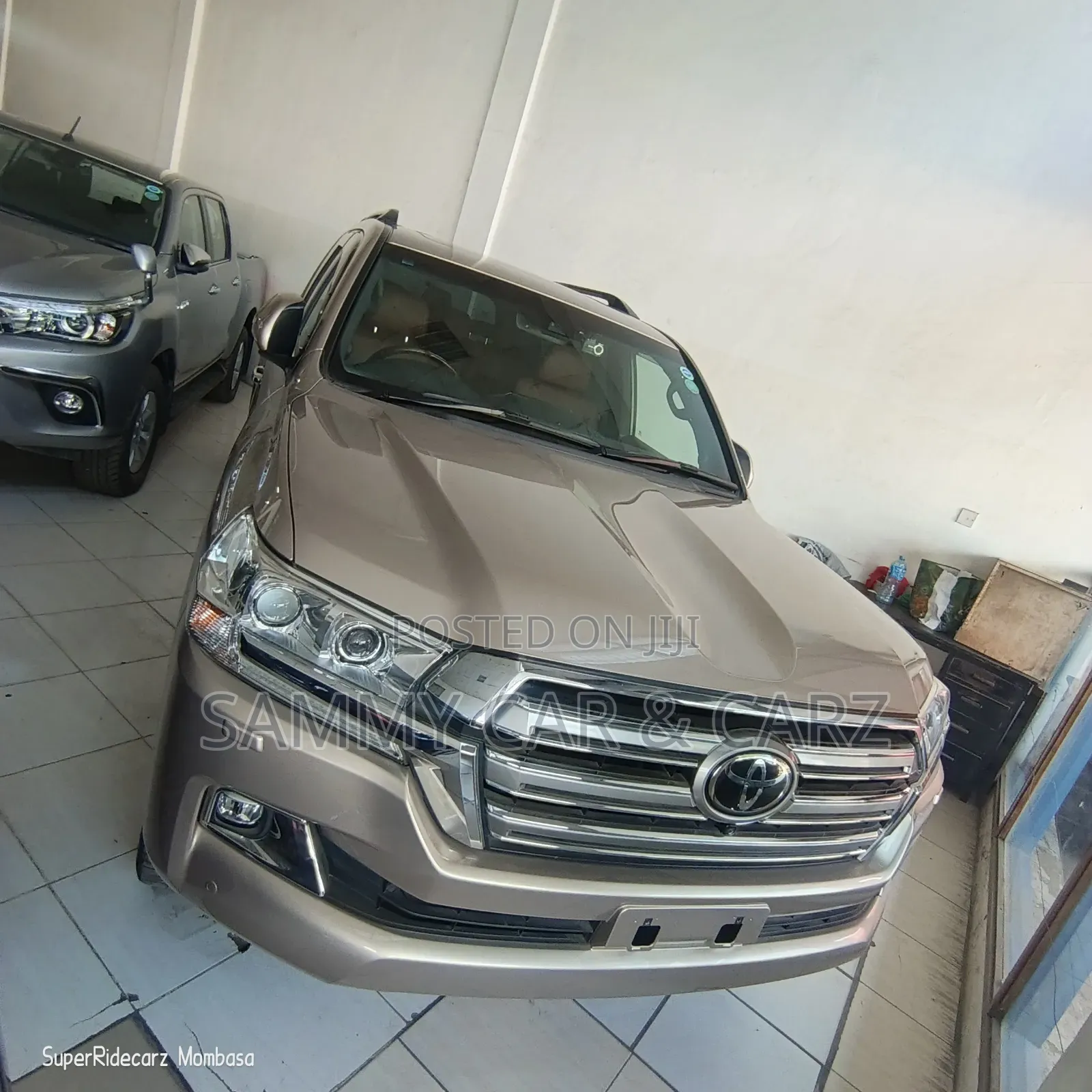 Toyota Land Cruiser 4.6 V8 AX 2017 Gold