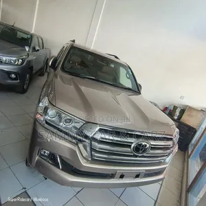 Toyota Land Cruiser 4.6 V8 AX 2017 Gold