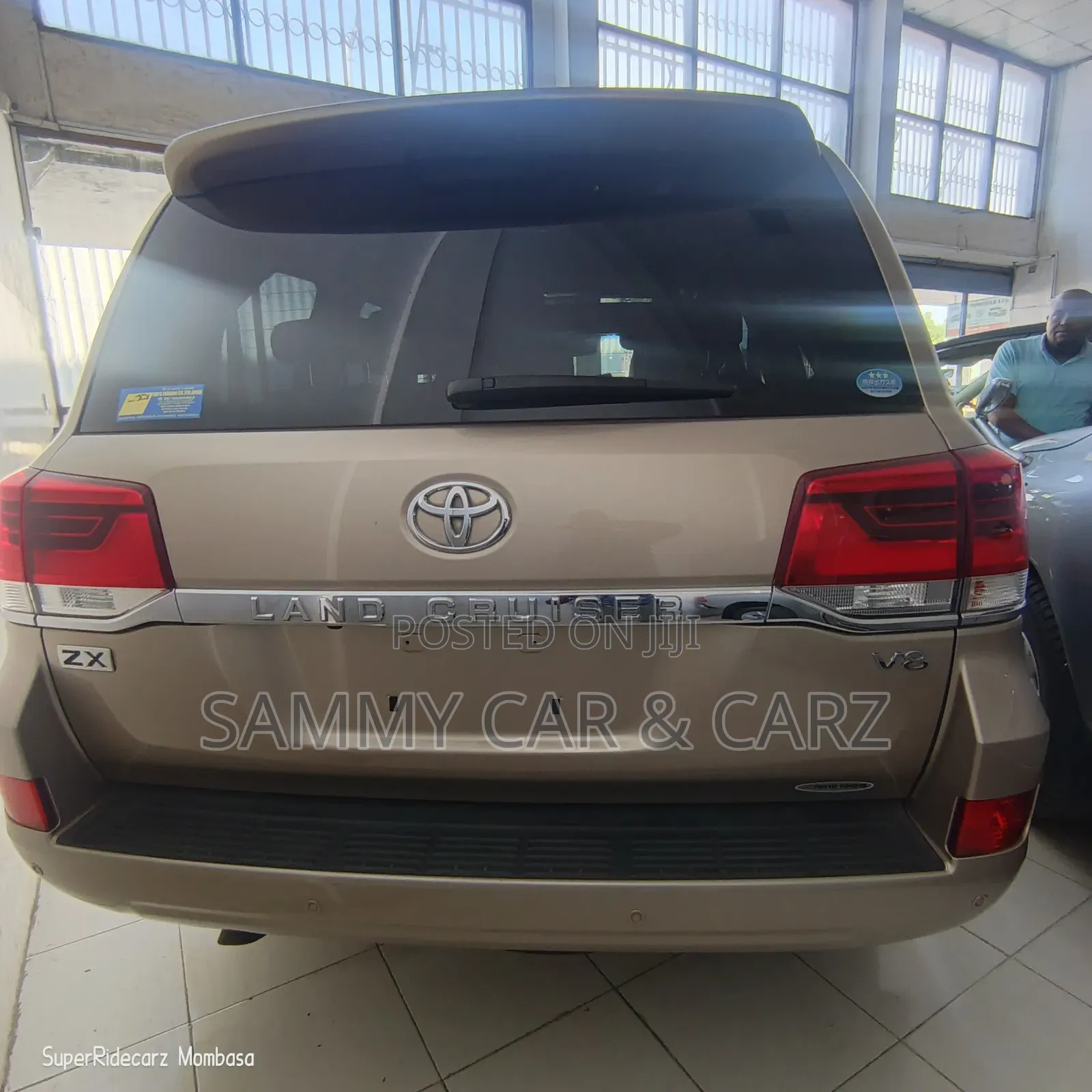 Toyota Land Cruiser 4.6 V8 AX 2017 Gold