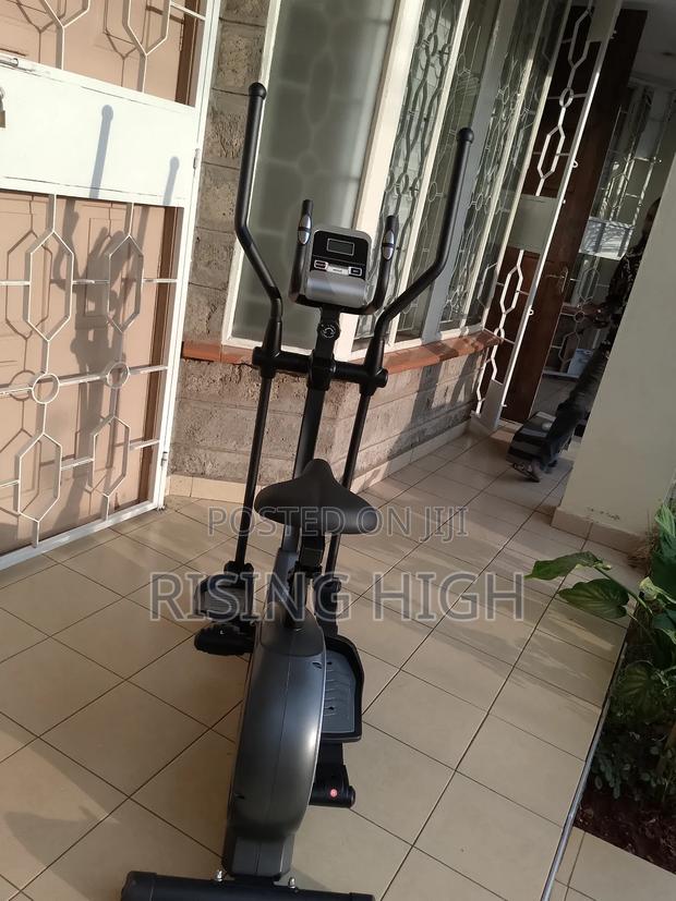 Heavy-Duty Cross Trainer – Smooth Motion - main view