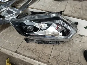 Nissan X-Trail Nt32 Headlight (Xenon , Inbuilt Computer)
