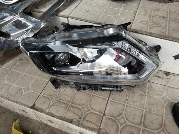 Nissan X-Trail Nt32 Headlight (Xenon , Inbuilt Computer)