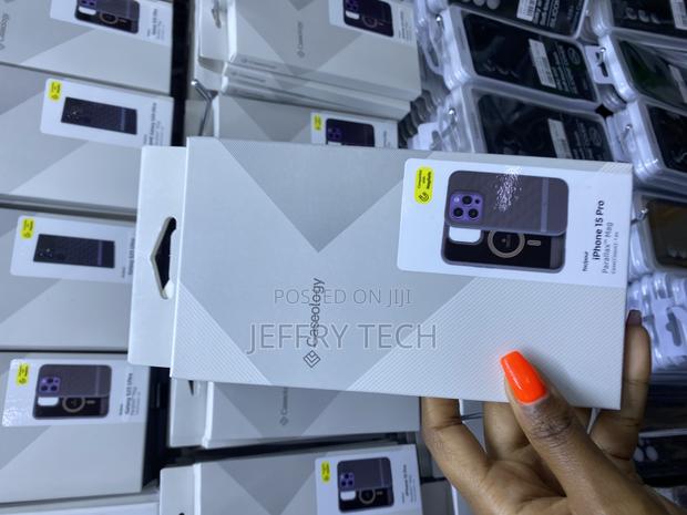 Weaver iPhone 15 Pro Caseology by Spigen Parallax Mag Case - main view