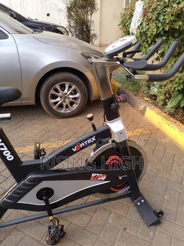 High-Performance Spinning Bike – Smooth Motion