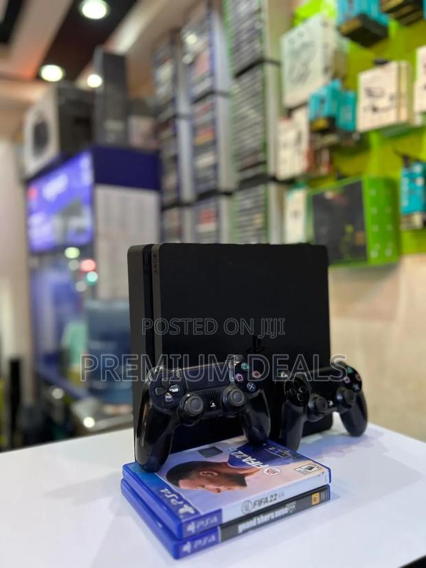 Ps4 Slim Two Controllers And Two Games.