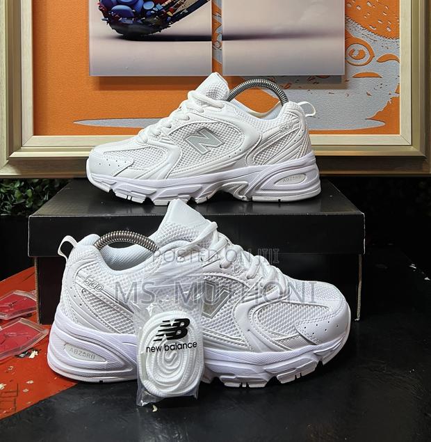 Quality Unisex All White Trainers Size 36-43 - thumbnail 3