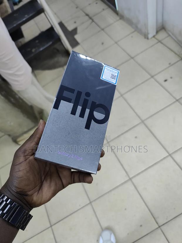 New Samsung Galaxy Z Flip4 256 GB Gold