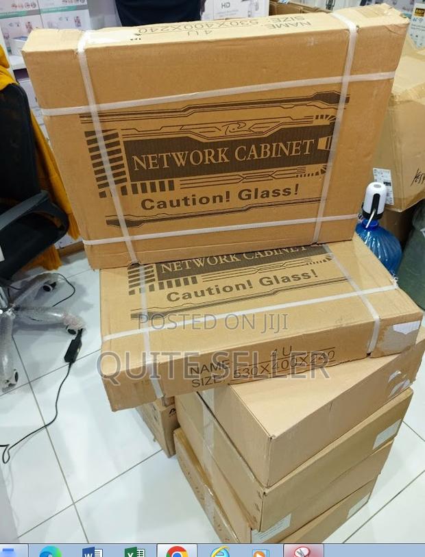 Network Data Cabinet 4u 530*450lockable Steel-Framed Door Supplied