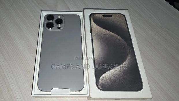 Apple iPhone 15 Pro Max 256 GB Black - main view