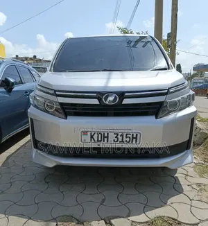 Toyota Voxy 2015 Silver