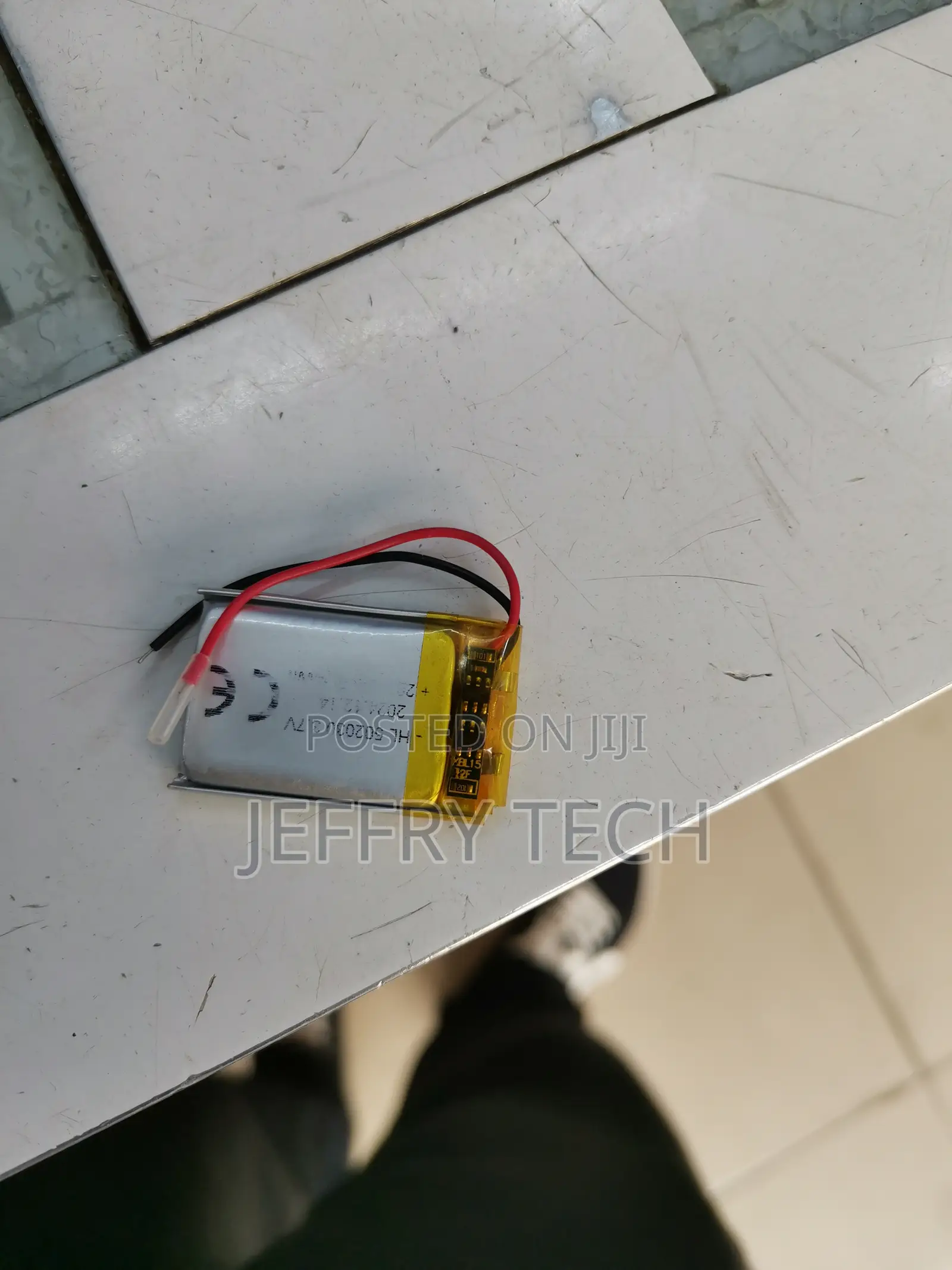 3.7 V; Capacity: 2000mah; Maximum Charging Voltage/Current