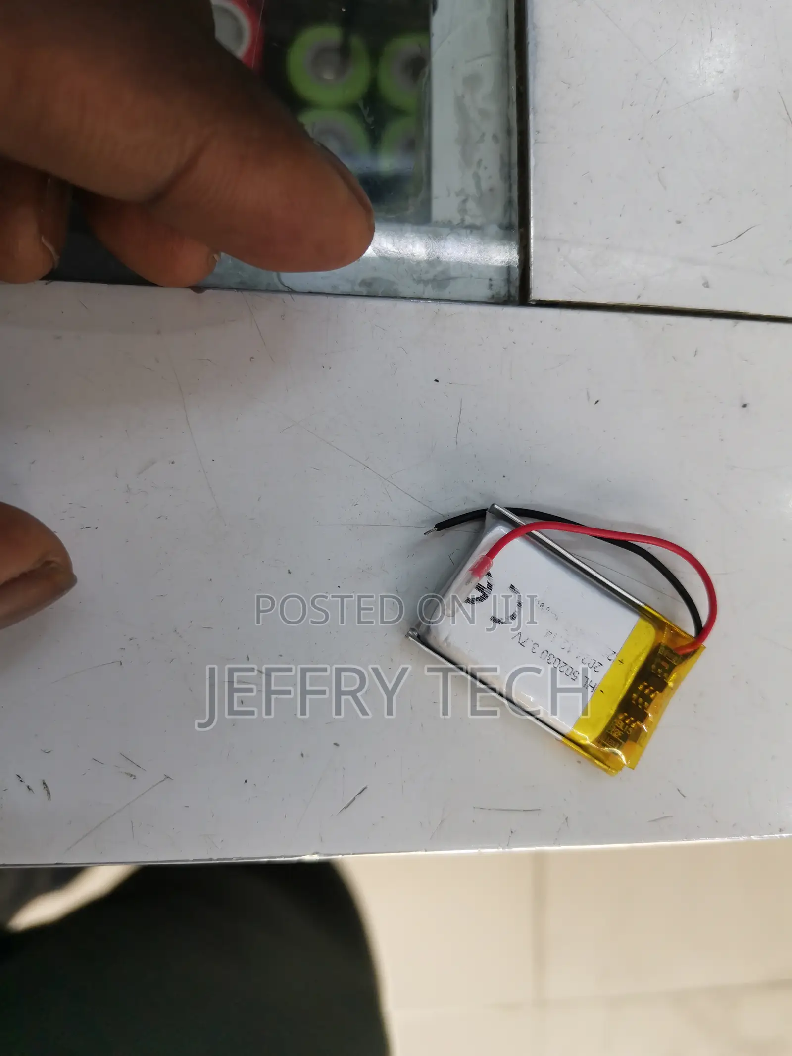 3.7 V; Capacity: 2000mah; Maximum Charging Voltage/Current