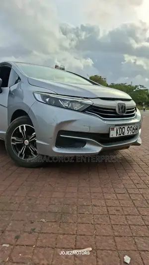 Honda Fit Shuttle 1.5 Hybrid 2WD 2018 Silver