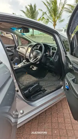 Honda Fit Shuttle 1.5 Hybrid 2WD 2018 Silver