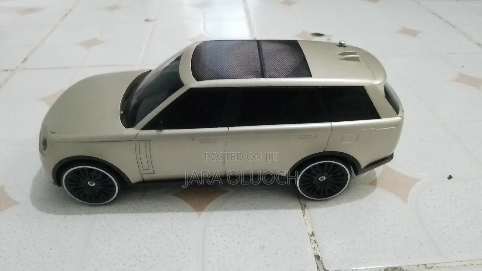 Bluetooth Speaker Solar Rechargeable in Range Rover Built.
