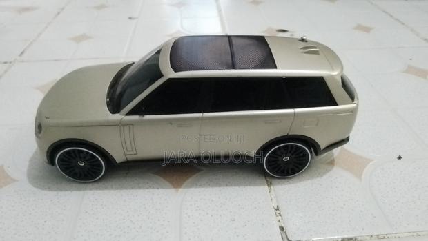 Bluetooth Speaker Solar Rechargeable in Range Rover Built.