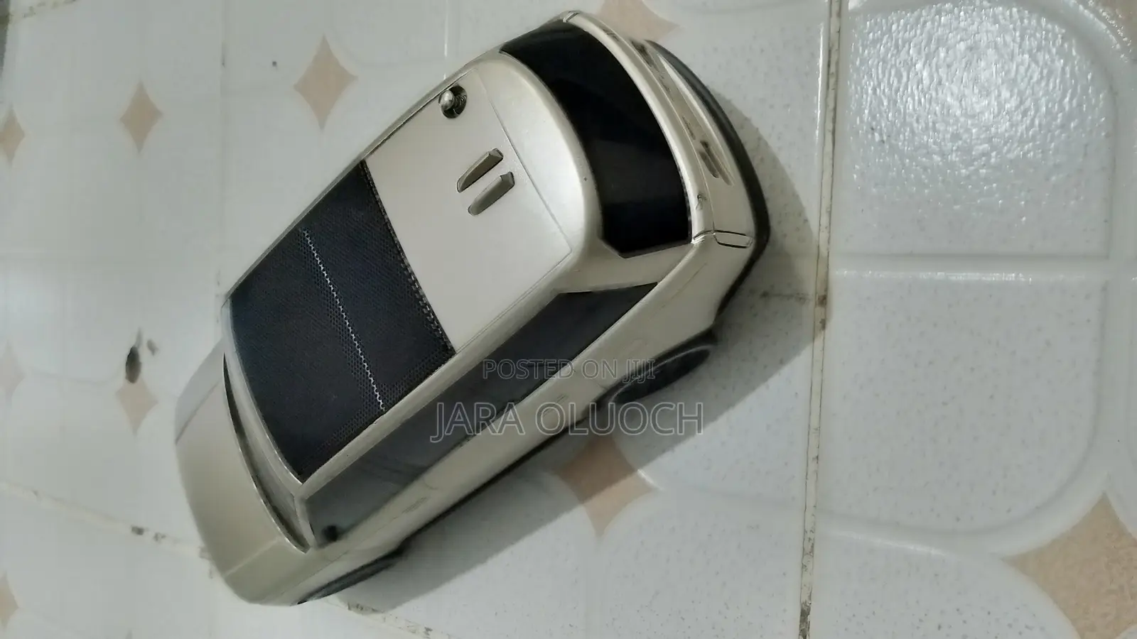 Bluetooth Speaker Solar Rechargeable in Range Rover Built.