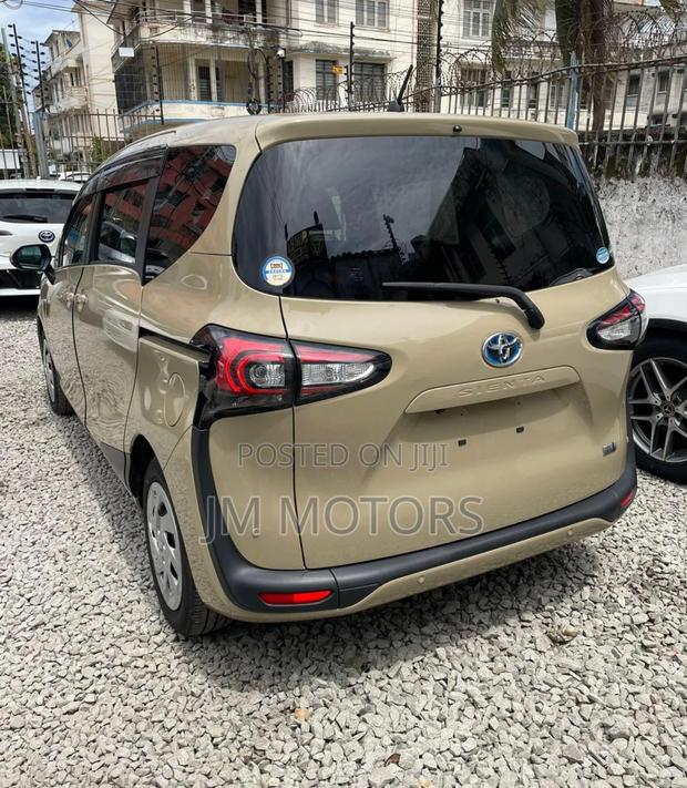 Toyota Sienta 2019 Beige - thumbnail 12