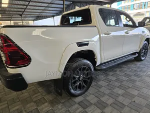 Toyota Hilux 2024 White