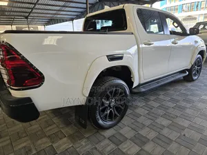 Toyota Hilux 2024 White