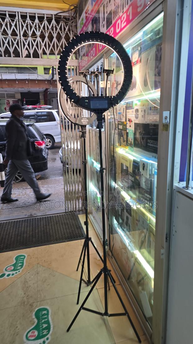 Professional 14 Inch Ring Fill Light With Phone Holder - main view