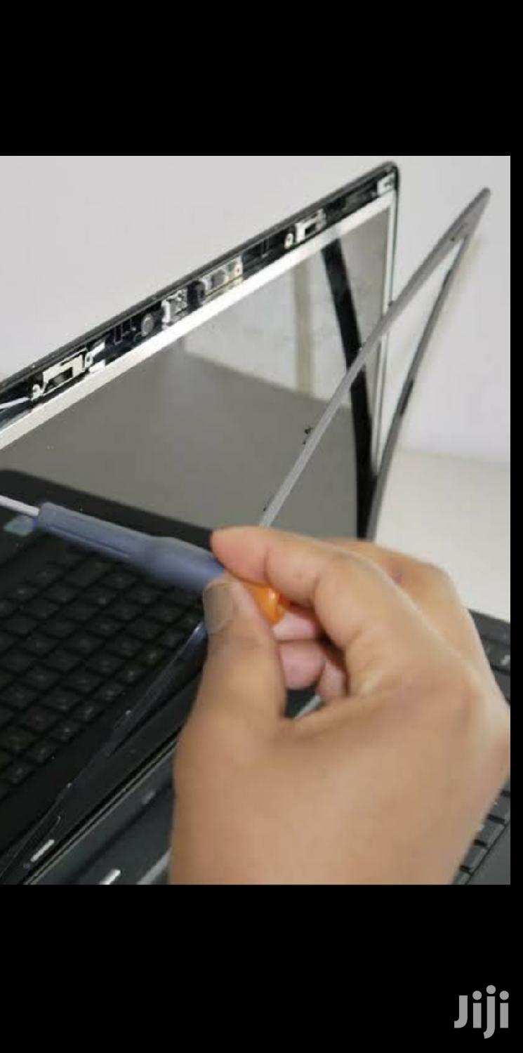 We Replace Laptops Screens While You Wait