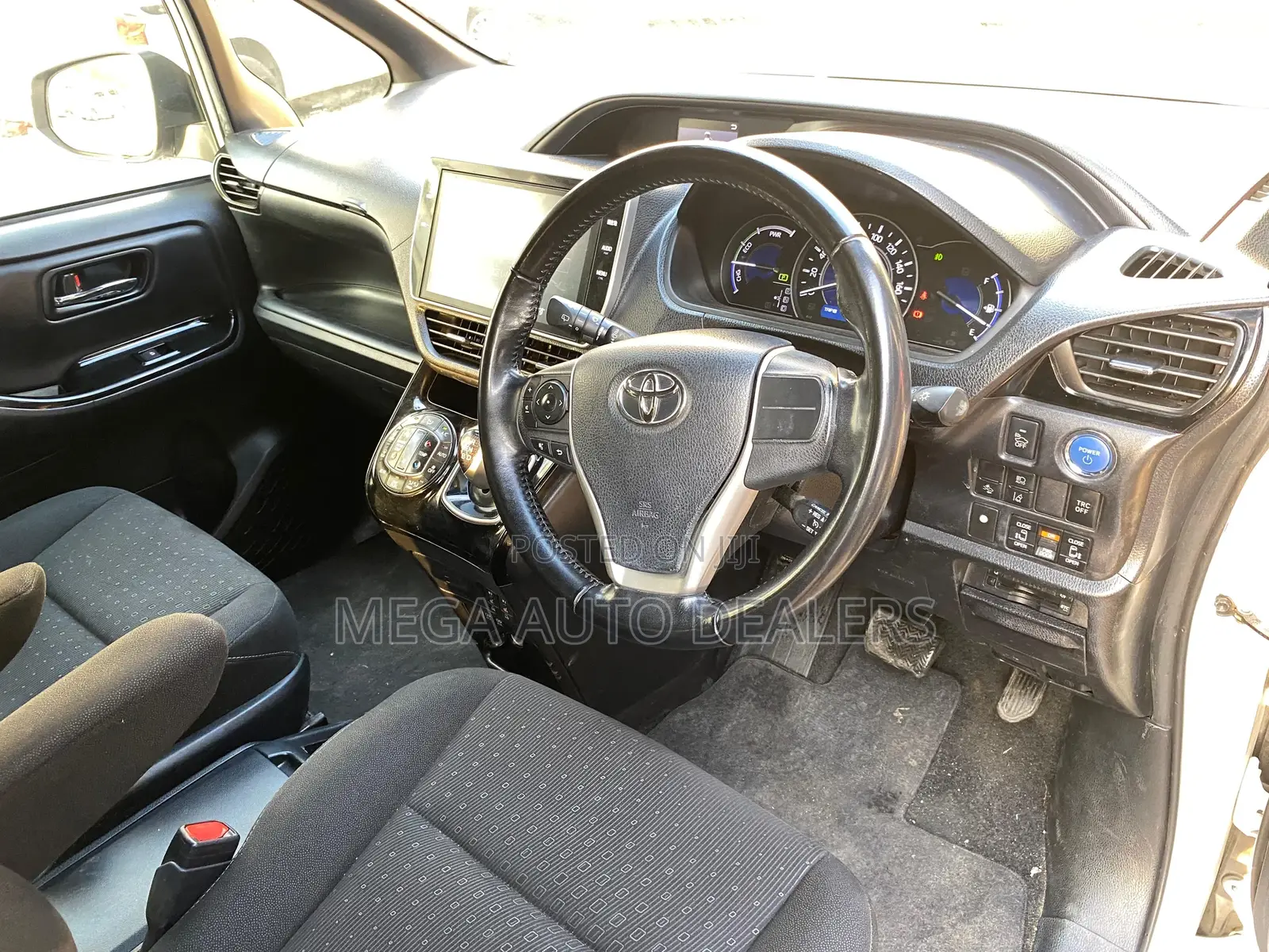 Toyota Noah 2018 White