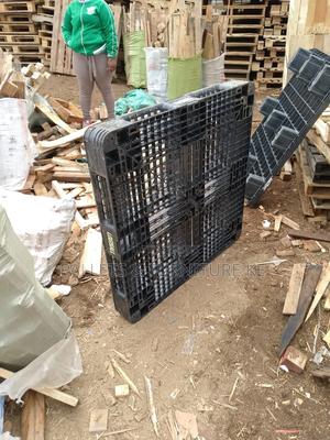 Black Plastic Pallet - thumbnail 2