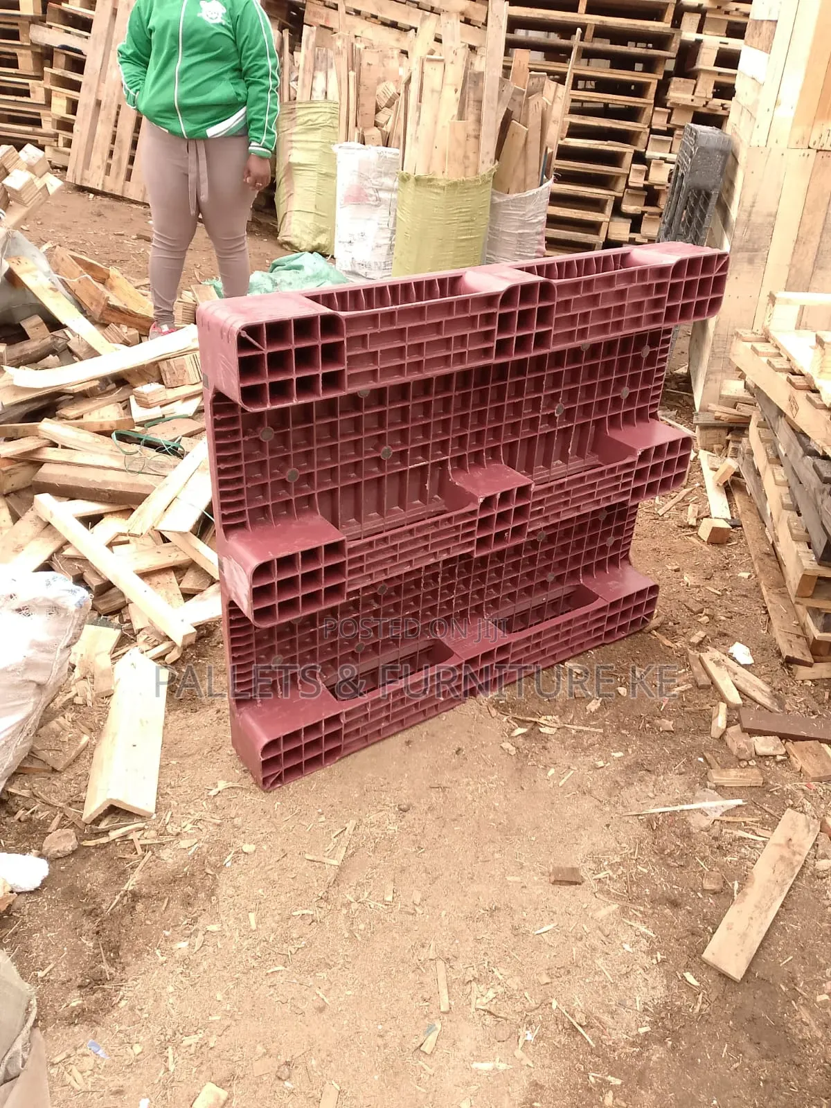 Maroon Max Plastic Pallet