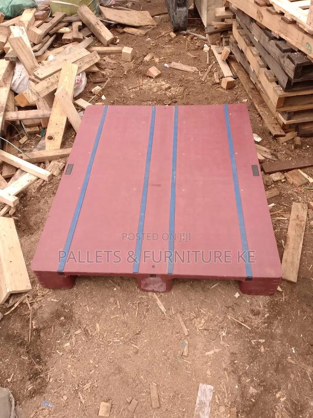 Endura Maroon Plastic Pallet - main view