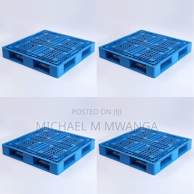 Heavy-Duty Rackable Plastic Pallets
