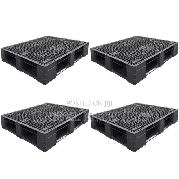 Weather-Resistant Rackable Plastic Pallets